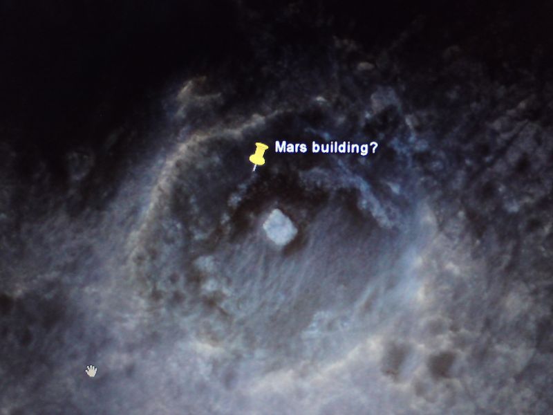 Toto som nasiel pri prezerani si Marsu cez google earth.Oznacil som aj to miesto aby som ho vedel znovu najst. Je to zaujimave. Moze sa jednat o budovu alebo o zakladnu mimozemstanov?