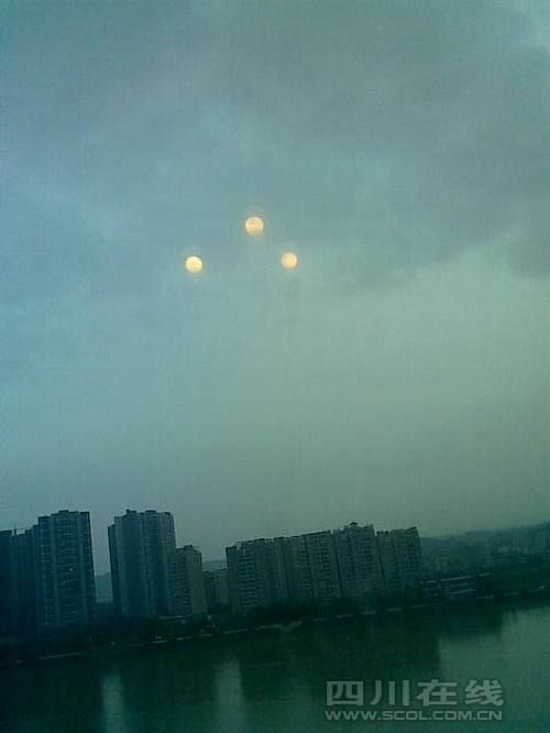 26 July 2010, Leshan City, China https://xenophilius.wordpress.com/2010/08/05/new-china-daytime-ufo-sighting-over-leshan-city-sichuan-china/