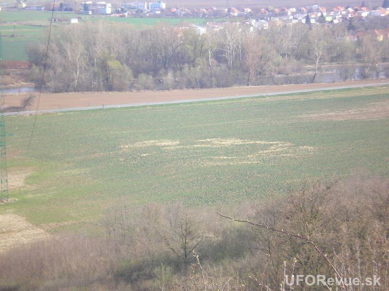 Piktogram v Kozárovciach ktorý vznikol 11.7.2009, je stále viditelný. Upozornili sme vás už na tento fakt v zime 2009 a takisto aj v lete 2010, kedy bolo kvet vidieť či už v snehu alebo na rozkvitnutom poli.

Tieto fotografie pochádzajú z 3. Apríla 2011. Pole je v súčasnosti poorané a je na ňom zasiata repka olejná ktorá už pomaly začína kvitnúť. Obrysy piktogramu sú tak viditeľné takmer po dvoch rokoch! Za fotografie ďakujeme obyvateľke z okolia, ktorá nám ich 12.4 zaslala. 

http://www.uforevue.sk/news/89/55/Kvet-v-kozarovciach-viditelny-aj-po-takmer-dvoch-rokoch/