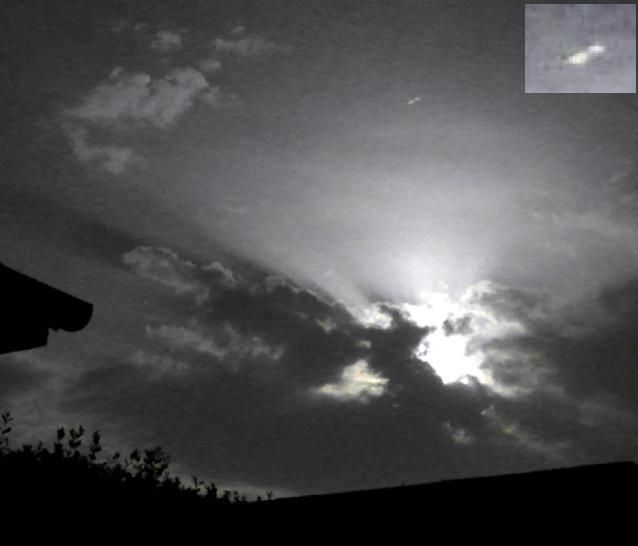 Spacince 13.07.11. Kolo polnoci fotil som mesiac za mrakmi. Na dvoch po sebe idúcich fotkach moj fotakch chytil nejaký objekt. Žiadne lietadlo ani družica to nie su. Foto je  urobene zo statívu a bez blesku.
