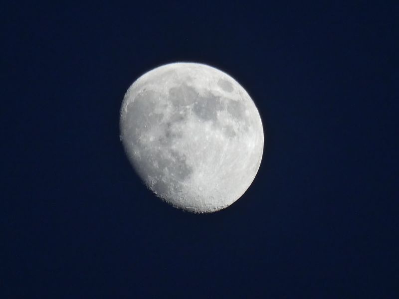 2.6.2020 21:06 som skúšal môj nový foťák ako vie priblížiť mesiac a na 9. Hodine sa tam niečo dialo