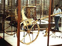 Snímky egyptských kol z muzeí. Pozlacená i normální verze kola. Pozlacená používali nejvýše postavení v hierarchii (kněží, faraon apod.)