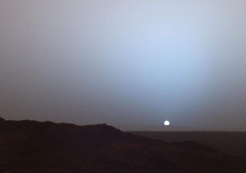 Zapad slnka na Marse (asi v realnych farbach). Preco na jednych fotkach (mozno aj s toho jisteho fotaka) z Marsa nebo je pomarancove a na inych modre? Na Zemi zapad slnka je pomarancovy, preco nie je aj taki jisty alebo esce viac pomarancovy na Marse, kde